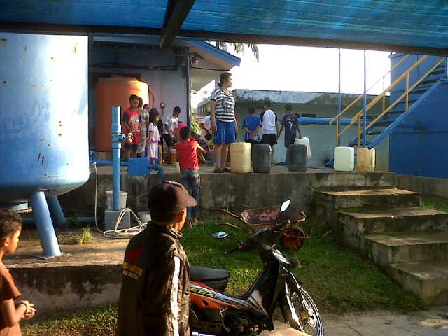 Warga ketika mengambil air bersih, karena PDAM sudah mati sejak beberapa hari yang lalu.